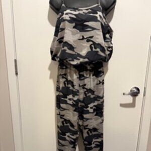 Black & Grey Camo Sleeveless Jumper – Size Medium